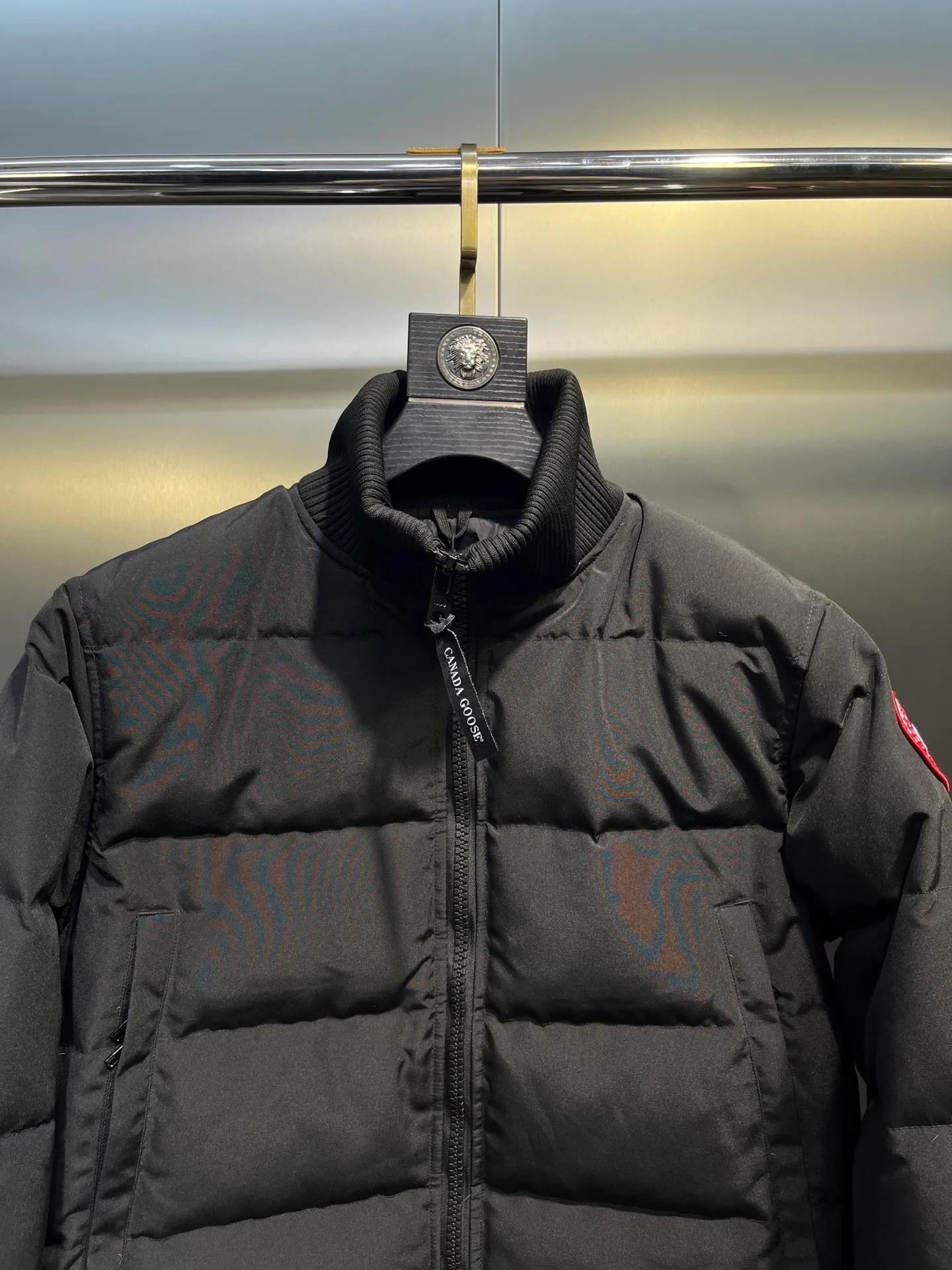 P840 Ganand Goose⭐️Canada Goose men’s new short style is the most popular autumn and winter item on INS in recent years. More and more people are choosing goose down jackets. Fur collar: wolf hair! Canada Goose super 3D technology waterproof fabric treatment, perfect wind resistance, cold resistance, and high temperature resistance! Built-in plush heat storage to keep warm, heats up quickly and warms up quickly! Personalized design, exquisite workmanship, smooth to the touch and comfortable on the skin. Double-layer windproof cuffs, windproof and frostproof! The pocket design is beautiful and practical. The Canada Goose down jacket has been the most popular thermal suit in the world in the past two years. It has far surpassed the down jackets in the Mengkou Kingdom. At the same time, the style is classic and never goes out of style. Don’t be afraid of this cold winter, all you need is a Canada Goose down jacket. Item number: 42 styles Black: lime, black, graphite gray Size: S-3XL